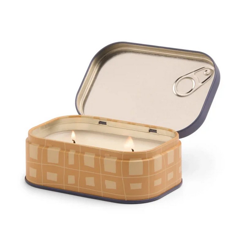 Candela profumata all'uva con note di fico e vetiver in latta vintage, realizzata in cera di soia con due stoppini, perfetta come candela particolare da regalare